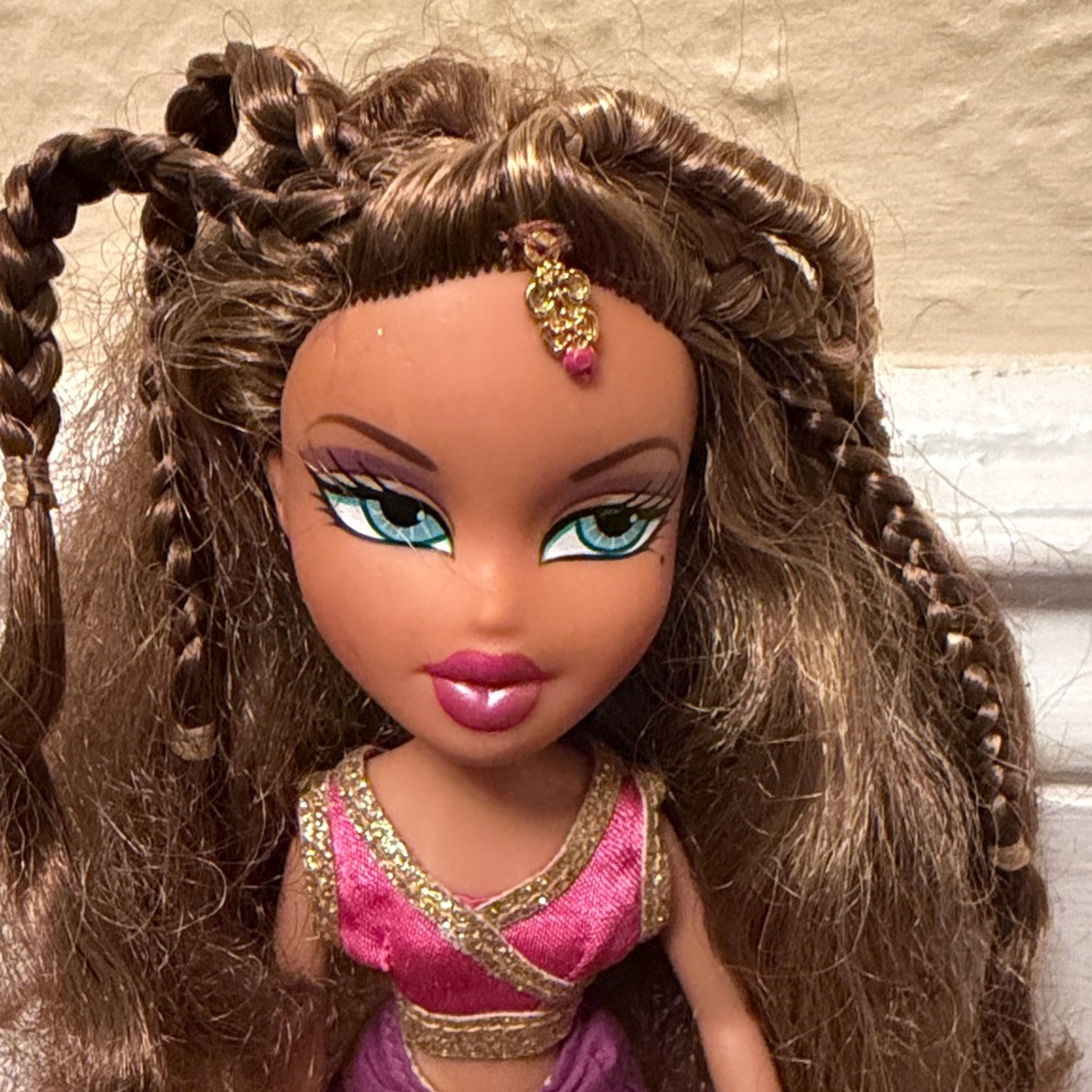 Bratz Genie Magic Yasmin Doll with Purple Outfit and Brown Hair - Picture 2 of 11